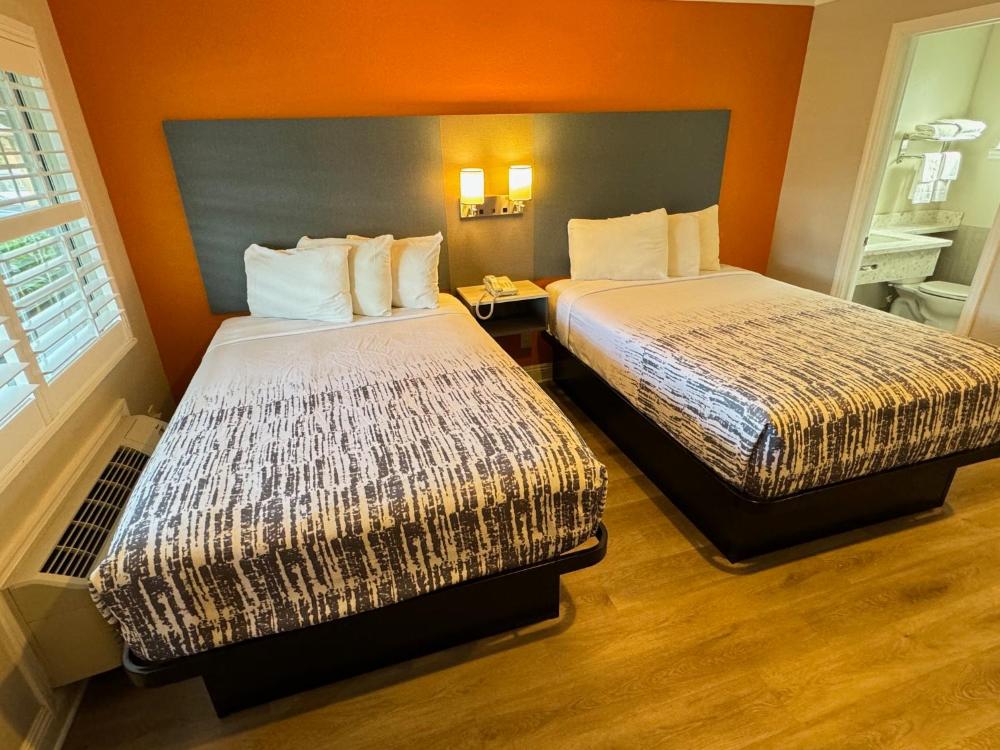 Standard 2 double beds interior